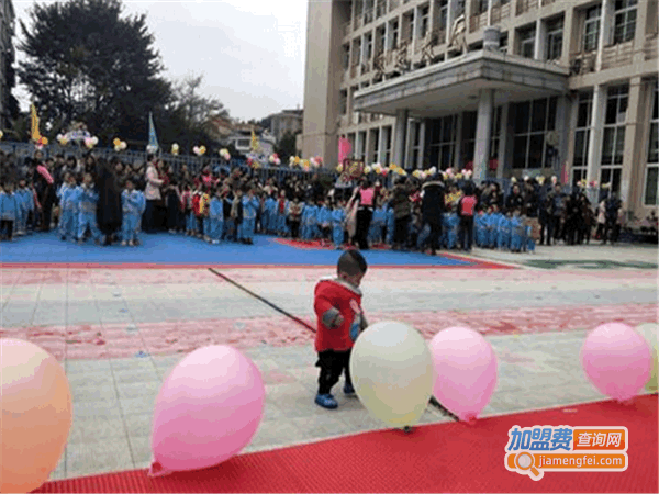《博思特幼儿园加盟费》