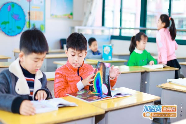 《步一步教育加盟费》