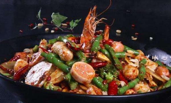 《饭饱宝香锅加盟费》