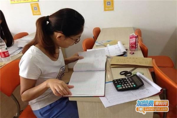 《鸿才教育加盟费》