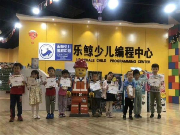 《乐鲸少儿编程加盟费》