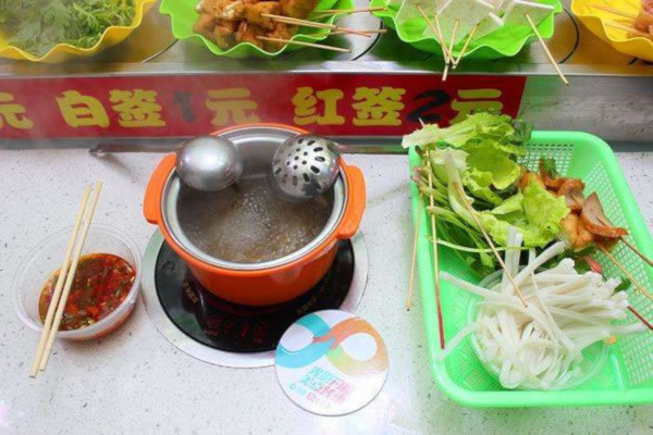 《麻辣e族加盟费》