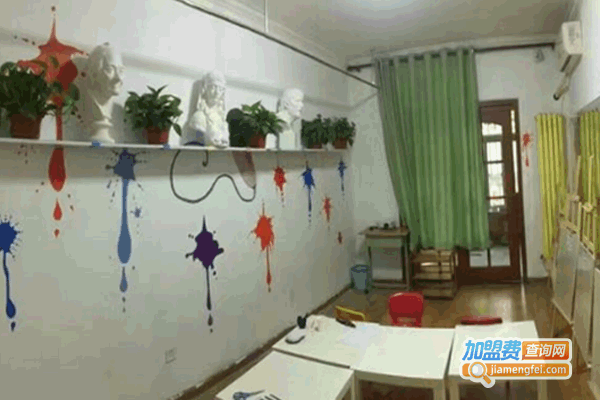 《七彩板教育加盟费》