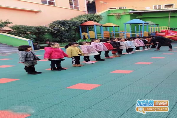 《小大人幼儿园加盟费》