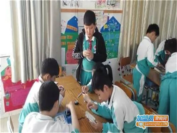 《熊孩子机器人创客教育加盟费》