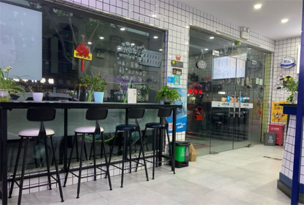 《小猪啃饭团加盟费》