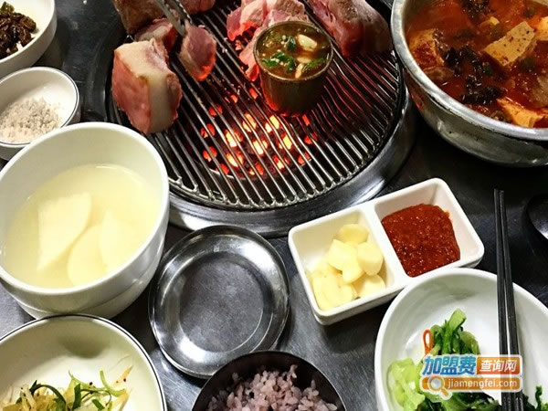 《粤汕一牛海鲜牛肉蒸汽火锅加盟费》